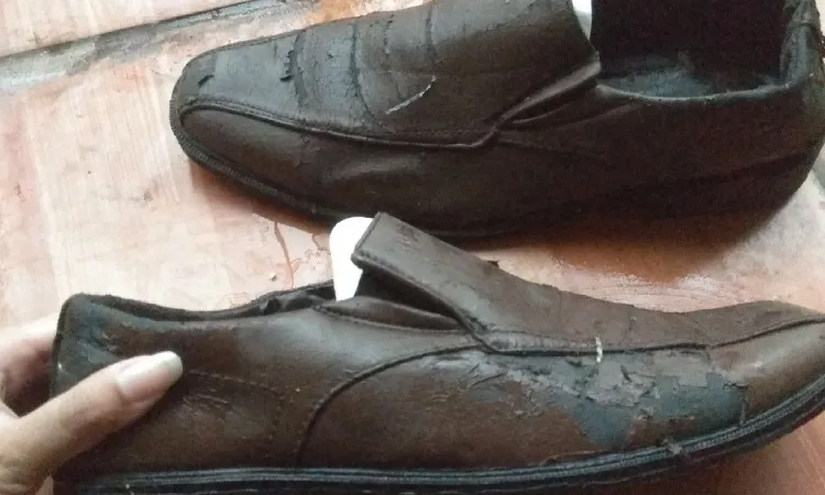 Cara memperbaiki kulit sepatu rusak, Sumber: carousell.com