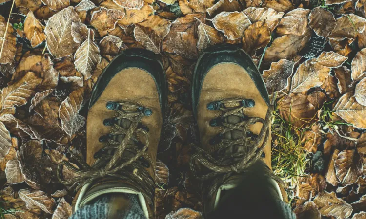 Merawat sepatu gunung, Sumber: pexels.com