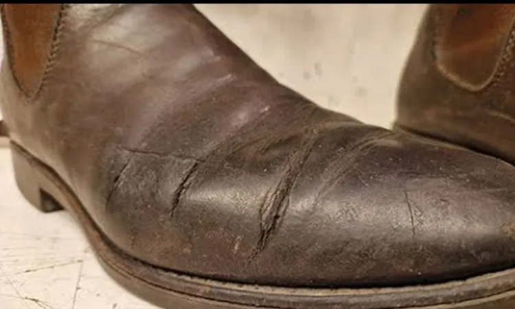 Sepatu kulit retak, Sumber: youtube.com