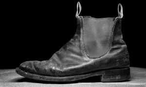 Sepatu kulit yang retak, Sumber: essential.construction