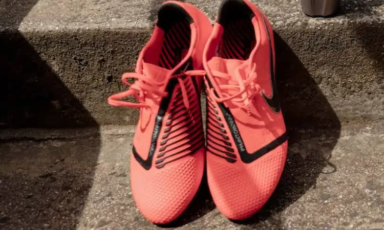 Cara mencuci sepatu bola, Sumber: shopify.com