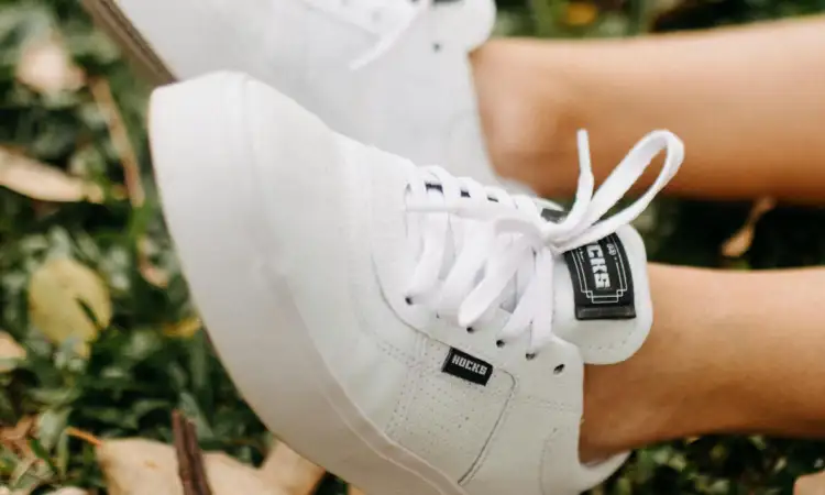 Merawat sneakers putih, Sumber: pexels.com