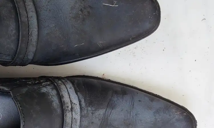 Sepatu hitam cepat kusam, Sumber: reddit.com