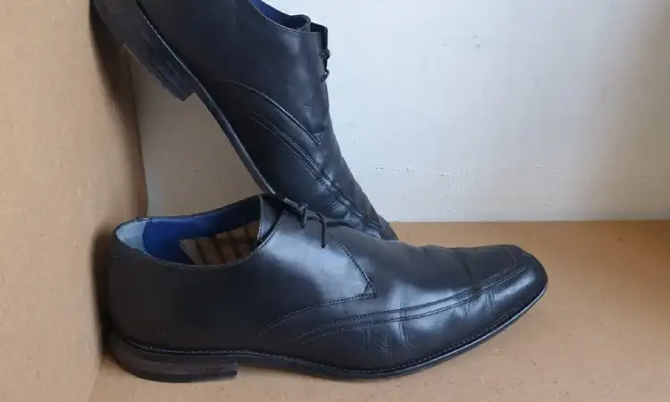 Sepatu hitam, Sumber: ebayimg.com