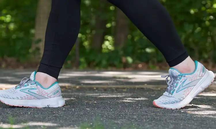 Sepatu yang nyaman untuk jalan kaki, Sumber: verywellfit.com