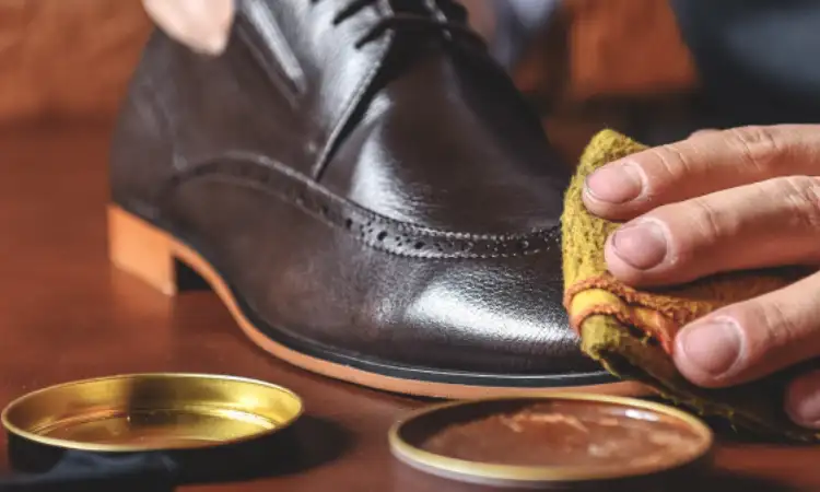 Tips menggunakan semir sepatu, Sumber: wynsors.com