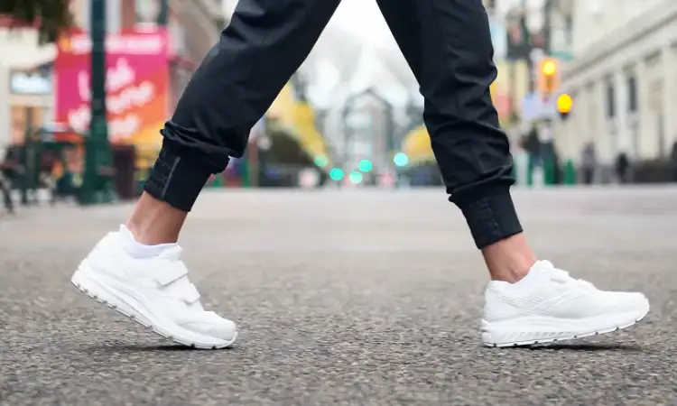 Memilih sepatu wanita, Sumber: fleetfeet.com