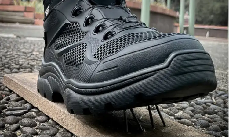 Sepatu anti tusuk, Sumber: shopee.co.id