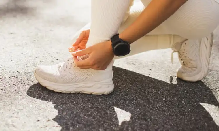 Sepatu sneakers, Sumber: hearstapps.com