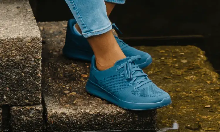 Walking shoes, Sumber: kizik.com