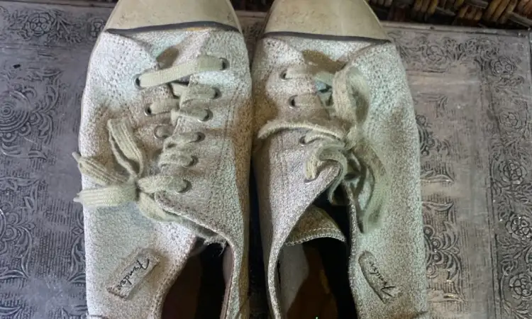 Cara merawat sepatu agar tidak rusak, Sumber: mercdn.net