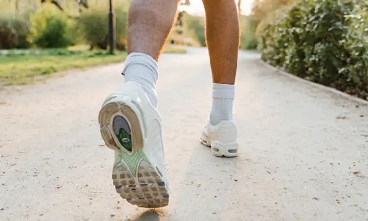 Kebiasaan salah menggunakan sepatu, Sumber: comunitymade.com