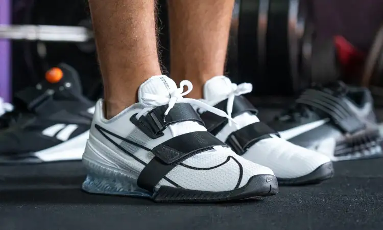 Sepatu untuk angkat beban, Sumber: runrepeat.com