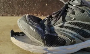 Sepatu rusak, Sumber: digitaloceanspaces.com