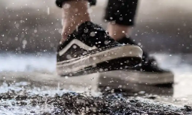 Sepatu tahan air, Sumber: stopngo.id