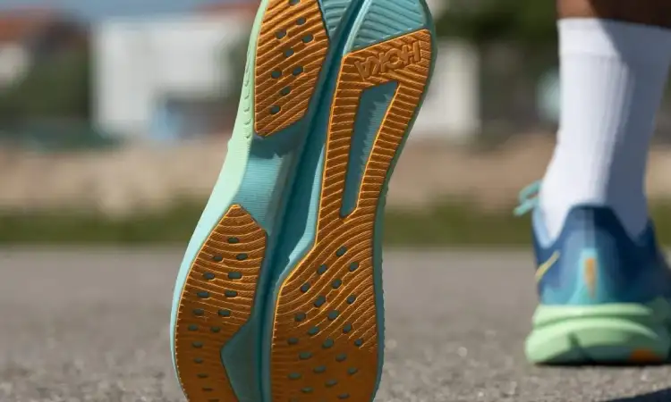 Outsole sepatu, Sumber: runrepeat.com