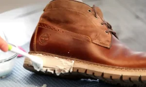 Mencuci sepatu kulit, Sumber: youtube.com