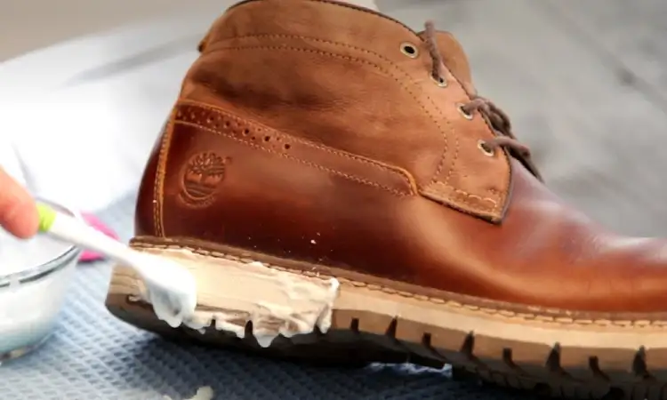 Mencuci sepatu kulit, Sumber: youtube.com