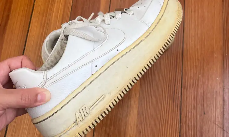 Sol sepatu menguning, Sumber: reddit.com